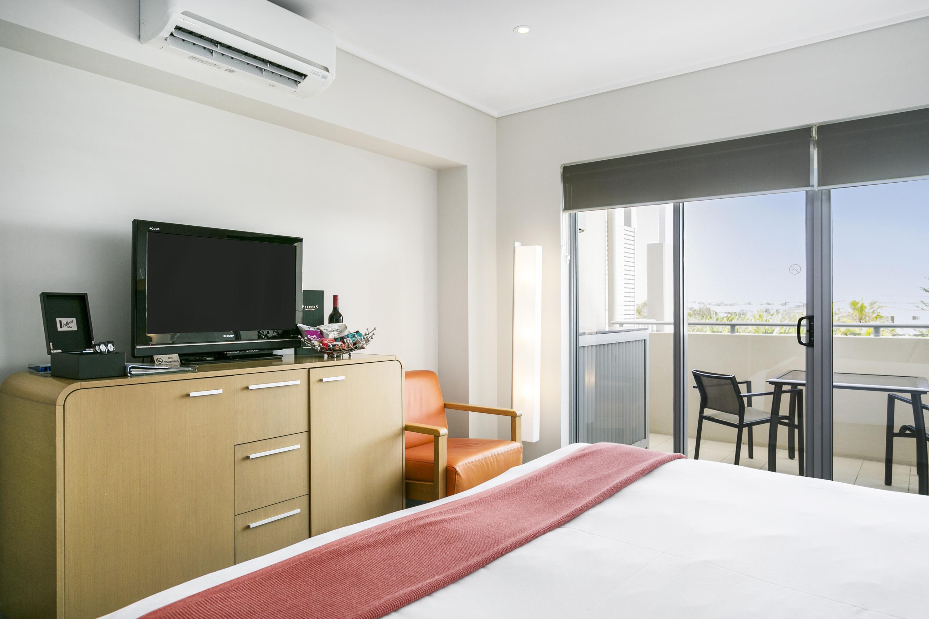 เป็ปเปอร์ ซอลต์ รีสอร์ต แอนด์ สปา คิงส์คลิฟ Hotel ภายนอก รูปภาพ A typical room at the Mantra Crown Towers