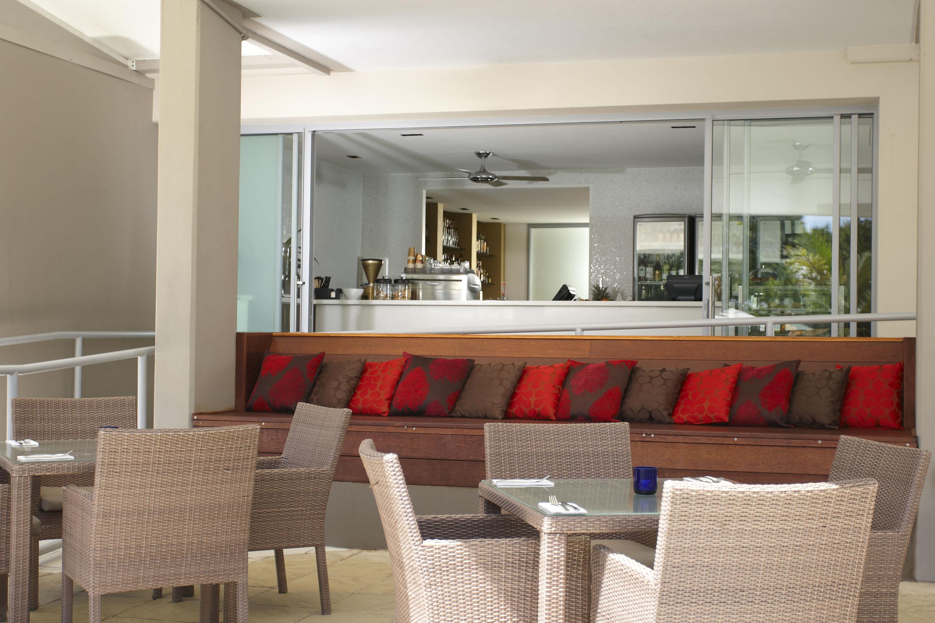 เป็ปเปอร์ ซอลต์ รีสอร์ต แอนด์ สปา คิงส์คลิฟ Hotel ภายนอก รูปภาพ The bar at the hotel